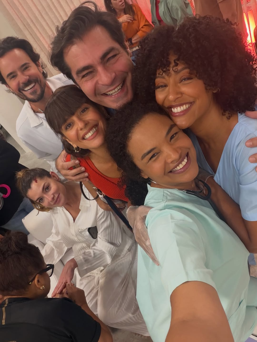 Elenco de Por Você reunido nos bastidores do set