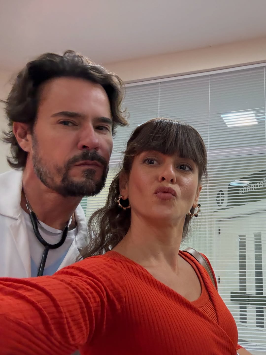 Sílvia com o médico vivido por Eriberto Leão, em Por Você