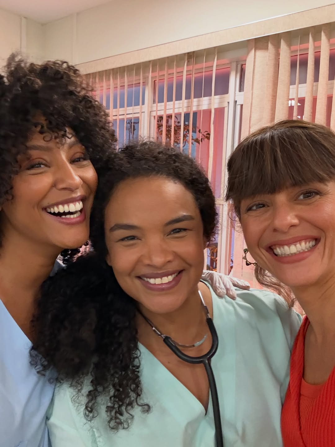 Sílvia com colegas de elenco no set do hospital, em Por Você