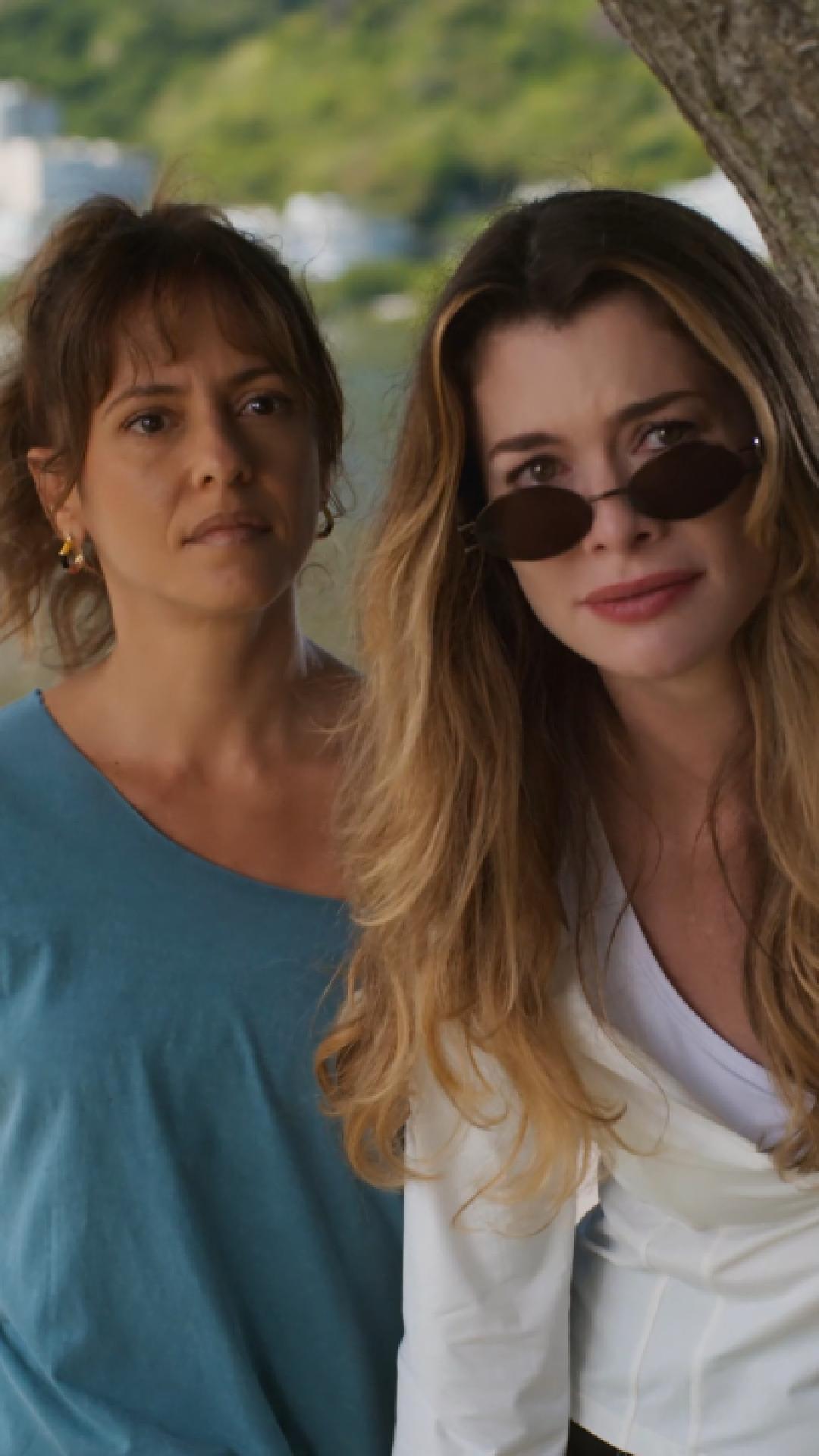 Sílvia em cena ao lado de outra personagem, em Por Você