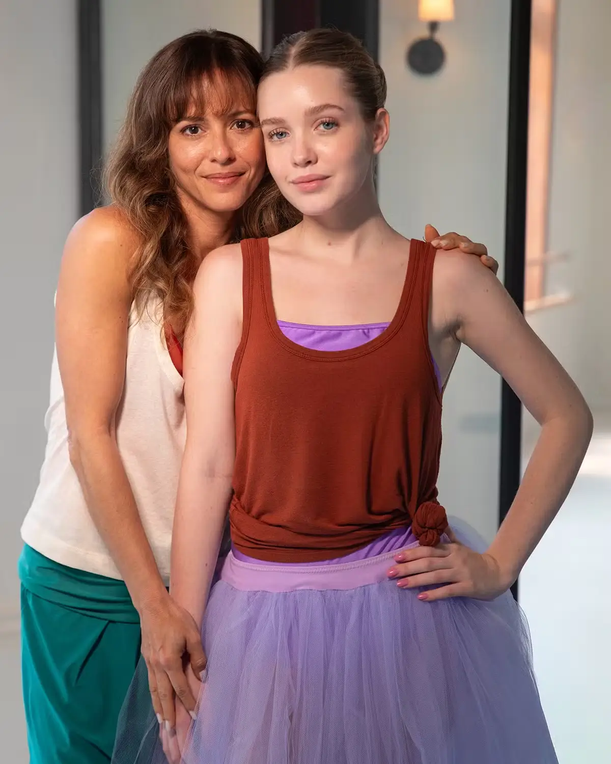 Fernanda de Freitas como Sílvia, professora de balé, ao lado da filha e aluna Hanna em Por Você